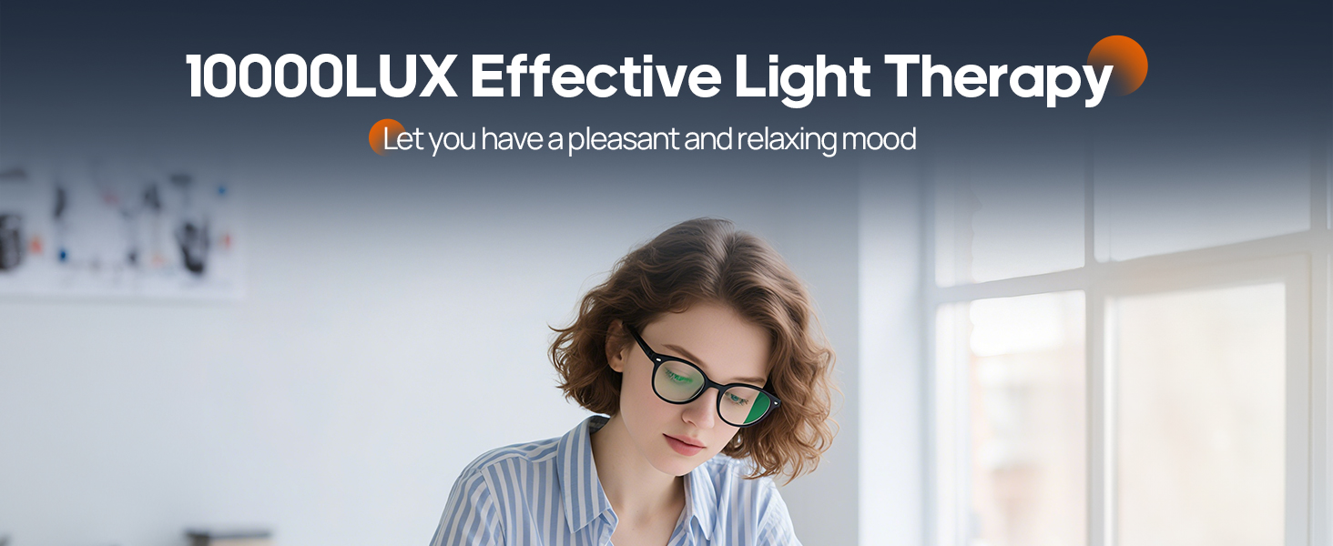 Der Text lautet: 'Effektive 10.000 Lux Lichttherapie'. Innenaufnahme einer Person, die mit einem therapeutischen Lichtgerät an einem Fenster sitzt.
