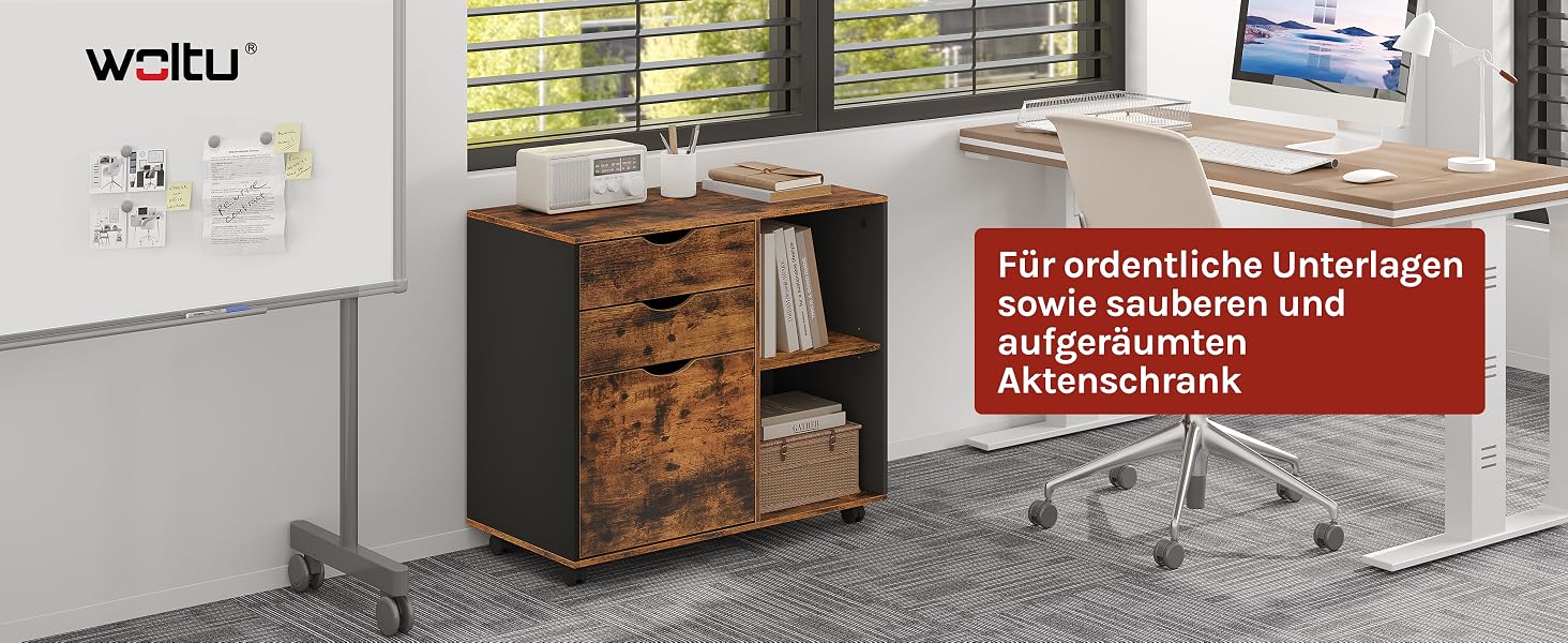 Büro- oder Wohninterieurszene, die ein an der Wand montiertes Organisationssystem mit sichtbarem Text in deutscher Sprache zeigt