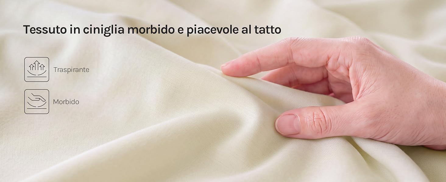 Il testo recita «Tessuto in ciniglia metodo a piacevoli al tatuaggio» con icone che mostrano «Lavabile» e «Morbido». Primo piano di un tessuto testurizzato color crema che tocca la mano e mostra una superficie morbida e soffice.