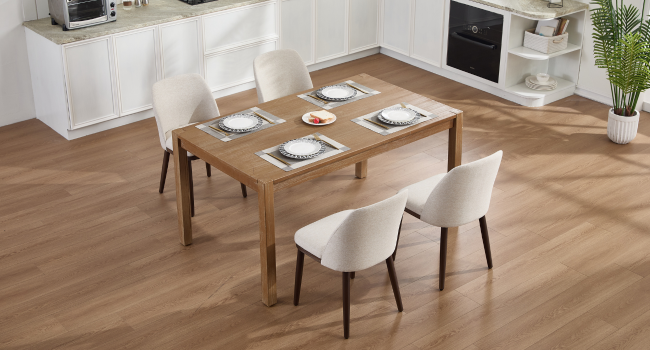 Diverse angolazioni di un moderno set da pranzo con sedie e tavolo bianchi in un ambiente interno minimalista con pavimenti in legno.