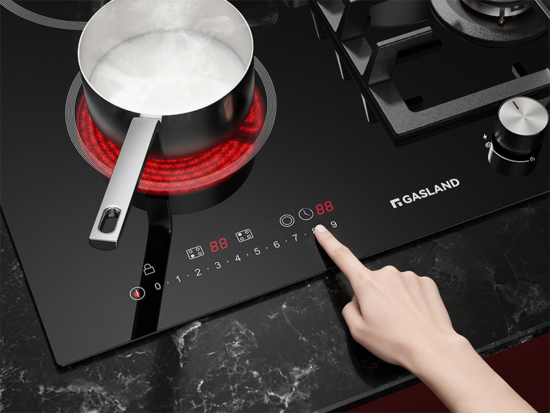 Vue rapprochée de l'interface du panneau de commande de la cuisinière en verre avec éléments lumineux rouges et commandes tactiles sur une surface noire.