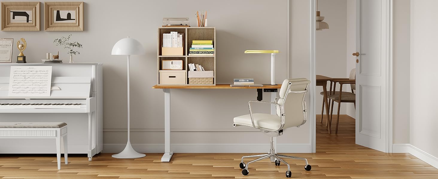 de altura ajustable con estante, colocado contra la pared cerca de un piano blanco. La moderna lámpara de trabajo y la silla de oficina blancas completan la configuración de la oficina en casa
