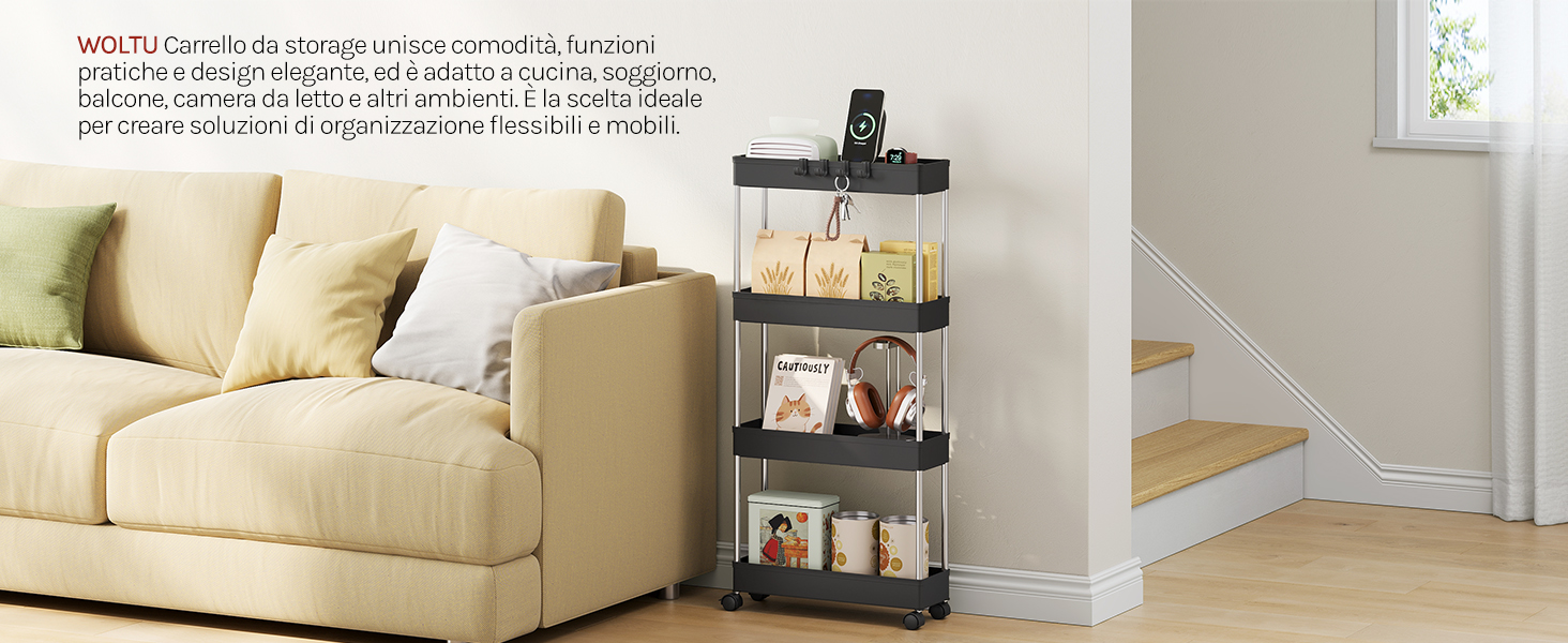 Interno moderno del soggiorno con divano beige e mensole galleggianti a parete che espongono vari oggetti decorativi e libri.