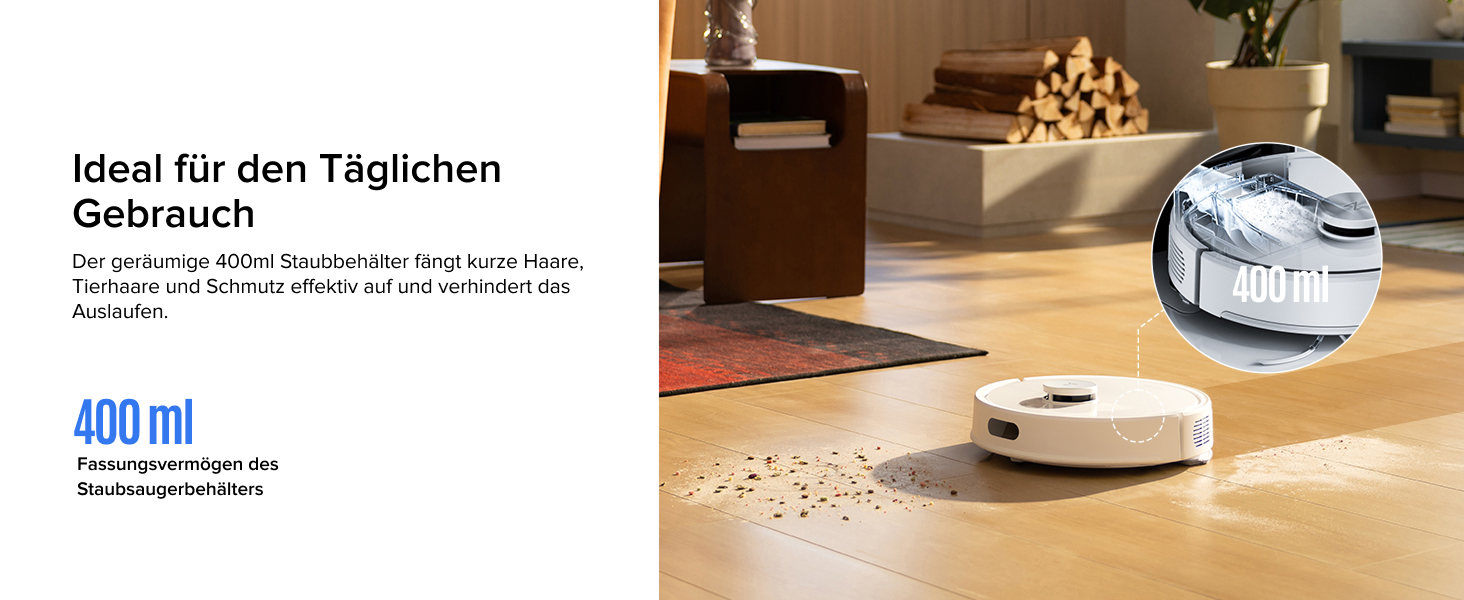 Weißer runder Roboterstaubsauger auf Holzboden, der Schmutz reinigt. Verfügt über eine Staubkapazität von 400 ml. Das Bild zeigt eine Wohnzimmereinrichtung mit Möbeln und Dekor