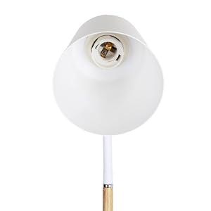 Die Lampe besteht aus weißem Kunststoff und hat einen weißen Kunststoffschirm.