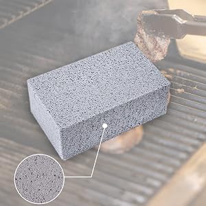 Bloc de nettoyage gris et poreux sur une grille de gril. Un encart en gros plan montre la surface texturée du bloc, susceptible d'être utilisée pour frotter et nettoyer