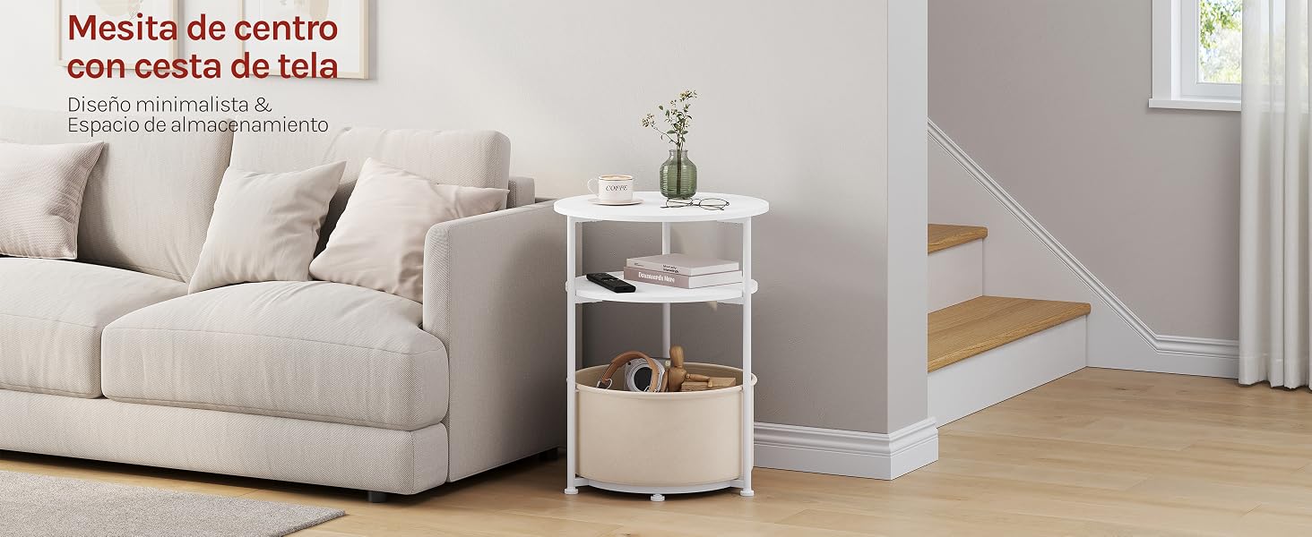 El texto dice «Muebles cómodos para toda la vida». Sala de estar con sofá tapizado en color beige, mesa auxiliar blanca con estantes y pisos de madera visibles a través de la puerta.