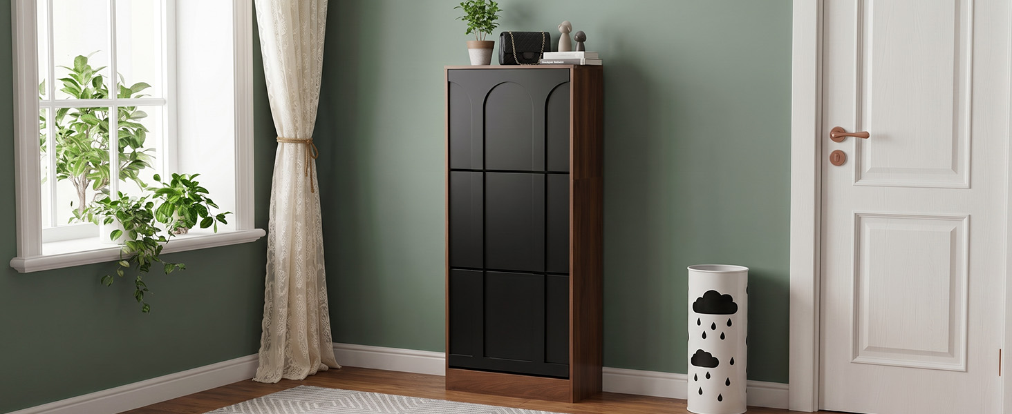 Chambre intérieure avec une grande armoire de rangement en bois foncé, une porte blanche, une plante en pot près de la fenêtre et une décoration intérieure minimaliste.