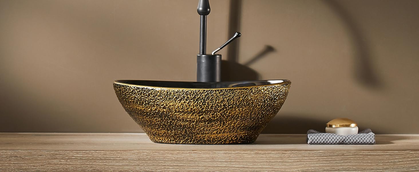 Lujoso lavabo de vaso con superficie dorada texturizada y grifo monomando moderno, instalado sobre encimera de madera bajo un espejo redondo con borde dorado.