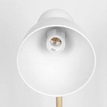 Weißer Lampenschirm mit freiliegender Lampenfassung, der die konische Innenform und das schlichte Design zur Geltung