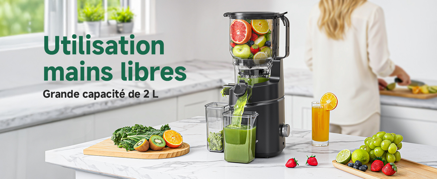 Le texte se lit comme suit : « Utilisation mains libres ». Scène de cuisine montrant la préparation des aliments et les ustensiles de cuisine disposés sur un plan de travail blanc.