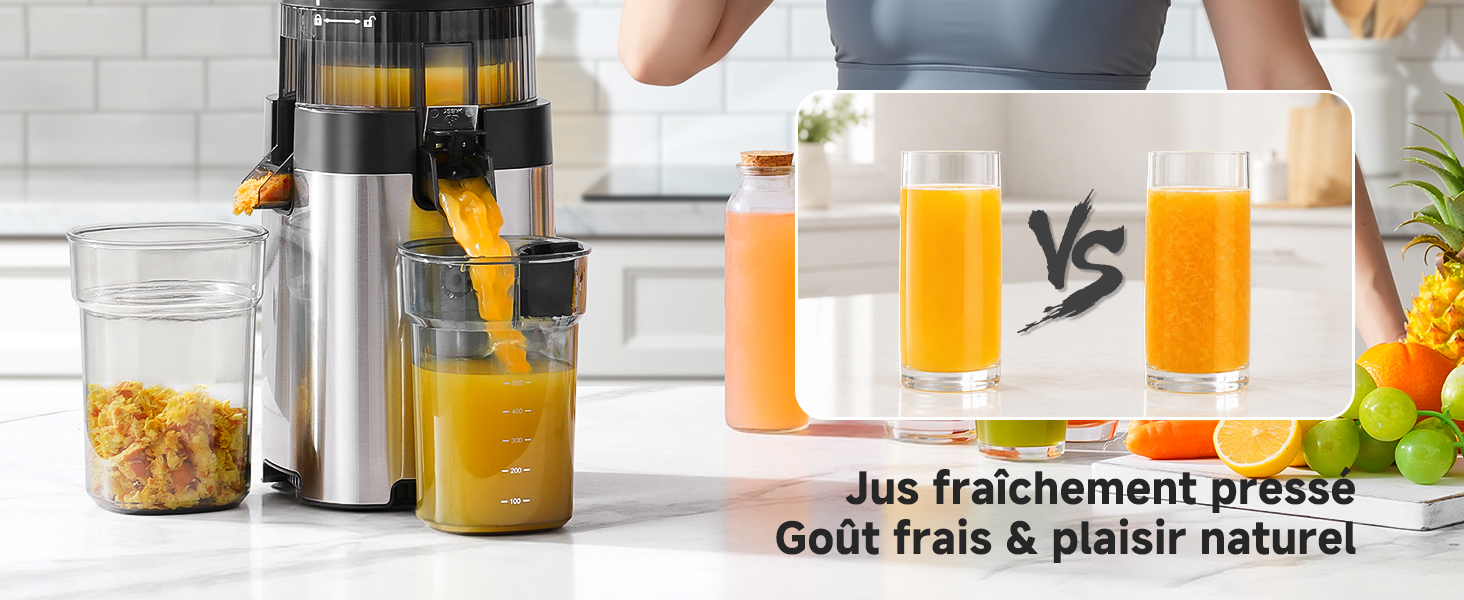 Le texte indique « Jus fraîchement pressé Goût frais &amp; plaisir naturel ». Presse-agrumes avec pichet contenant du jus jaune, entouré de bouteilles de jus frais et d'agrumes sur le comptoir de la cuisine.