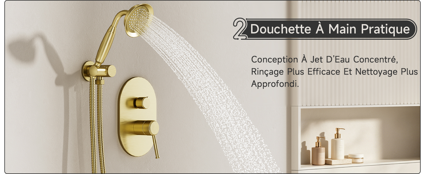 Le texte indique « Douchette à Main Pratique » et les spécifications du produit, y compris les dimensions et le débit d'eau. Pommeau de douche à main au fini doré avec commandes de valve correspondantes montées sur un mur en carrelage de métro blanc, accompagné de l'emballage du produit et d'une carte de spécifications.