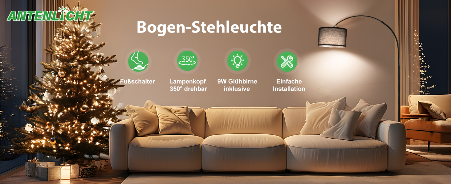 Gewölbte Stehlampe, die ein Wohnzimmer mit Weihnachtsbaum beleuchtet. Zu den Produktmerkmalen gehören Energieeffizienz, lange Lebensdauer, dimmbare Funktion und flexible Installation, wie anhand der Symbole dargestellt