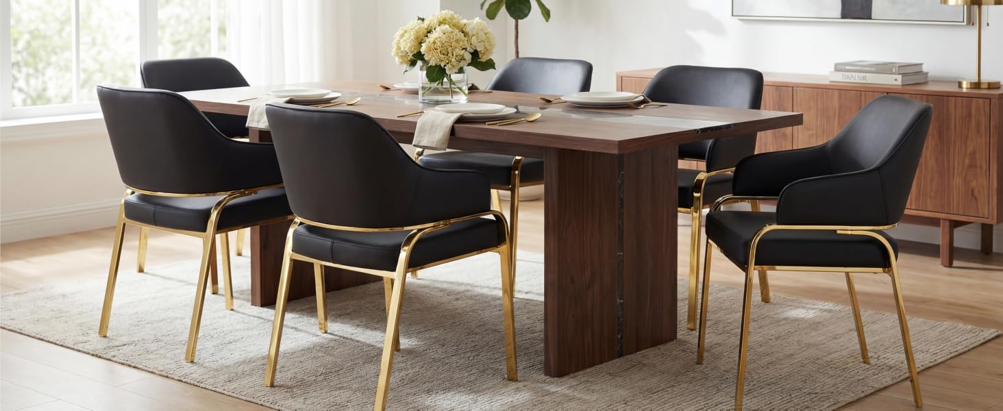 Cadre de salon moderne avec chaises rembourrées foncées et table basse en bois. L'intérieur présente des lignes épurées et une esthétique minimaliste.