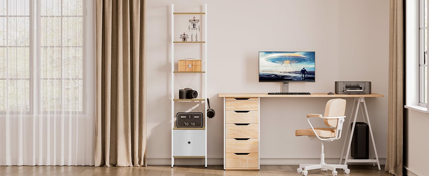 Moderna configuración de oficina en casa con escritorio blanco, cajonera de madera, silla de oficina, televisor montado en la pared y estantes flotantes contra paredes de color beige con cortinas