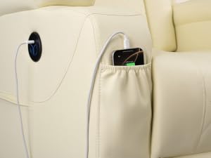 Primer plano de muebles de piel color crema con puerto de carga USB incorporado y bolsillo lateral para dispositivos electrónicos