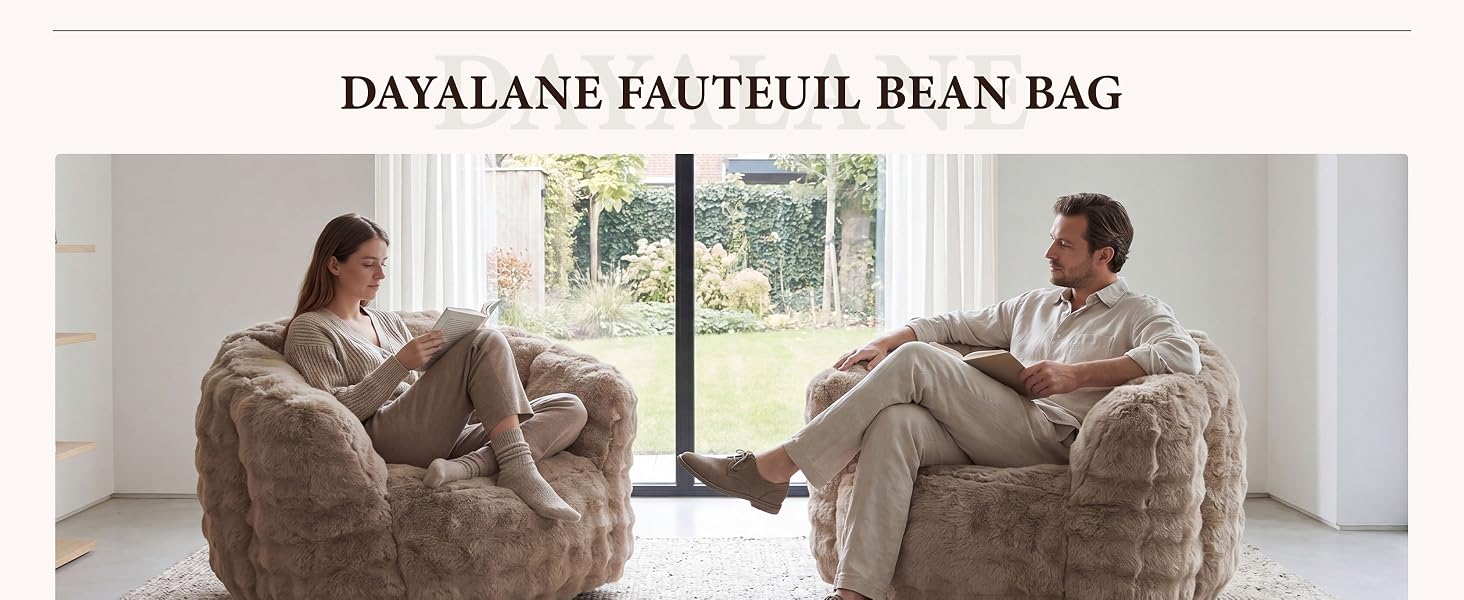 Le texte indique « DAYALANE FAUTEUIL BEAN BAG ». Deux personnes se détendent sur des poufs texturés beiges près de la fenêtre, en montrant des sièges confortables.