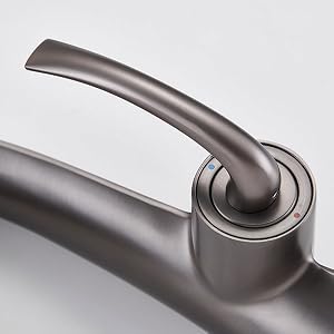 Plans rapprochés montrant les détails d'un accessoire d'aspirateur incurvé gris métallique sous plusieurs angles, mettant en évidence sa conception et sa construction.