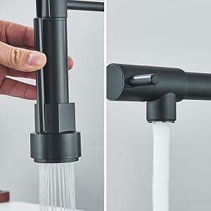 Accesorio de grifo ajustable que demuestra la función de rociado. Acabado en negro mate con diseño cilíndrico y flujo de agua visible