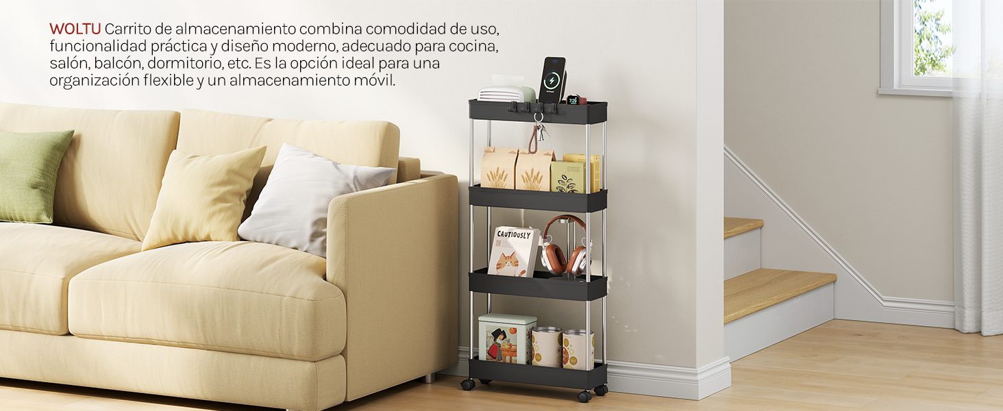 El interior de la sala de estar cuenta con un sofá de color crema con soluciones de almacenamiento montadas en la pared en segundo plano. Estética limpia y minimalista con pisos de madera.