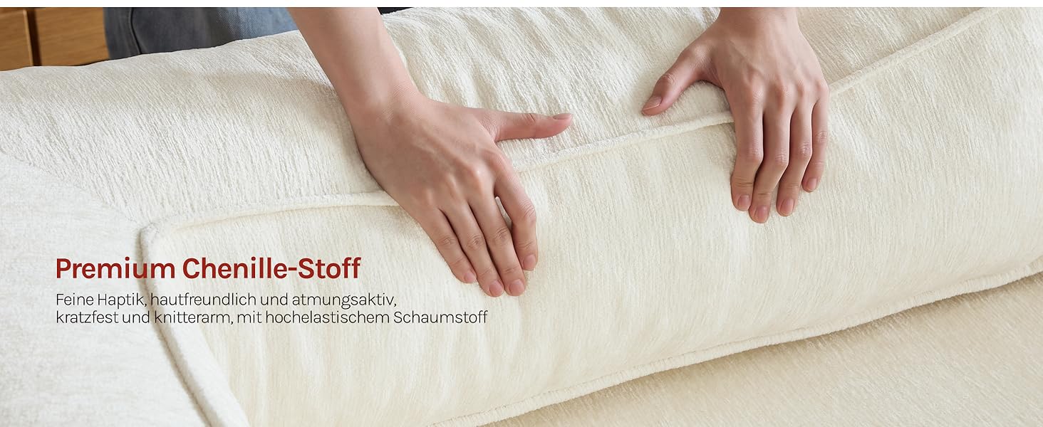 Der Text lautet „Premium Chanille Stuff“ mit zusätzlichem kleinerem Text unten. Nahaufnahme von Händen, die weißes strukturiertes Stoffmaterial mit plüschiger Floroberfläche halten.