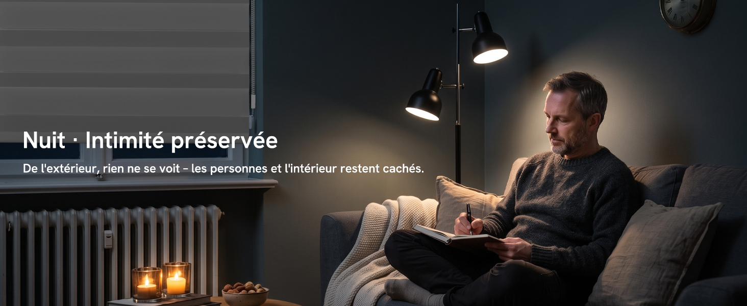Le texte se lit comme suit : « Nuit • Illimité préservée » et « De l'autonomie, rien ne se sort - les personnes à l'intérieur restent cachés ». Homme assis à l'intérieur travaillant sur un ordinateur portable sous un éclairage suspendu, démontrant une utilisation nocturne ininterrompue tout en préservant la confidentialité.