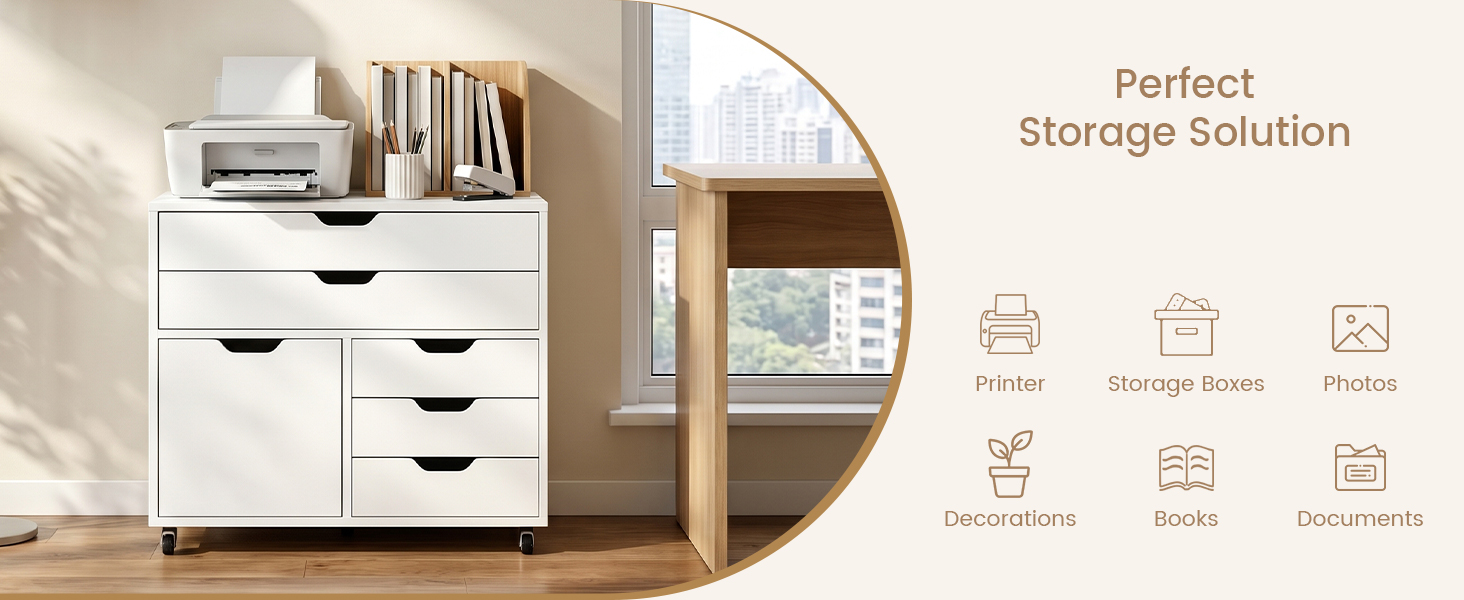 Le texte indique « Solution de rangement parfaite ». Commode de rangement blanche avec plusieurs tiroirs dans la chambre à coucher, avec des compartiments organisationnels et des icônes indiquant les avantages en matière de rangement.