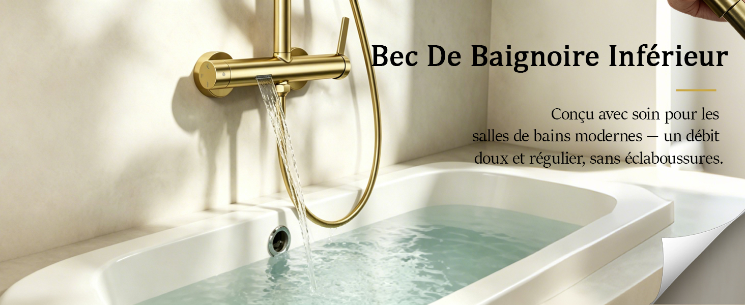 Le texte indique « Bec De Baignoire Inférieur ». Bec de robinet mural doré au design incurvé qui s'étend sur une baignoire blanche remplie d'eau turquoise.