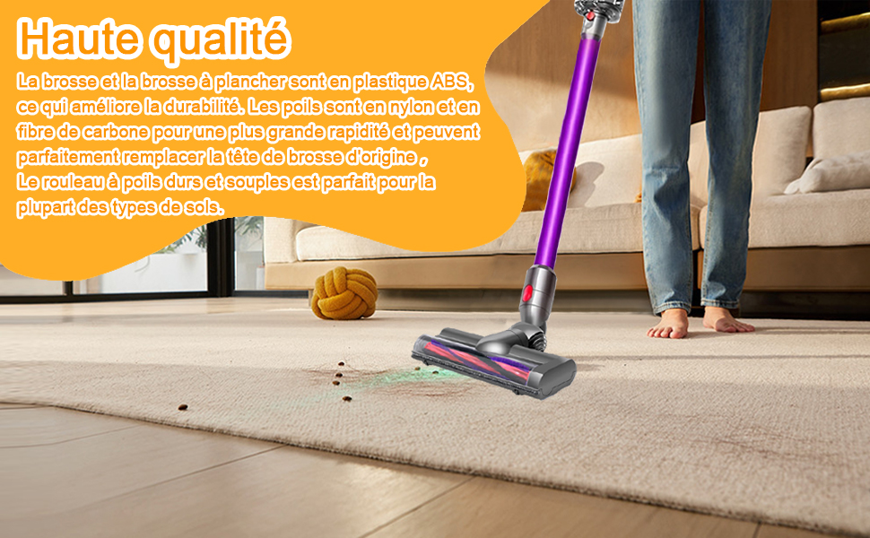 utilisé sur un tapis beige, avec des débris visibles sur le sol. Le texte en français est superposé dans une bannière orange