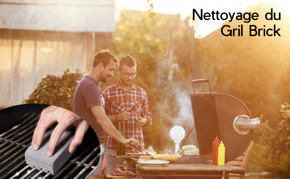 Image composite du nettoyage du gril : frottant les grilles du gril à la main avec une brosse métallique, deux hommes font griller des aliments à l'extérieur avec des condiments