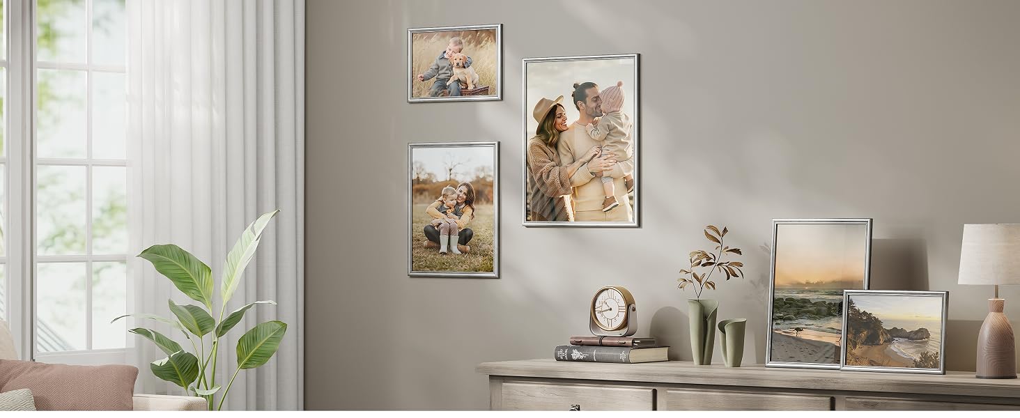 Interno del soggiorno moderno e minimalista caratterizzato da toni neutri, con arte murale, piante d'appartamento e mobili contemporanei disposti in un'estetica pulita.