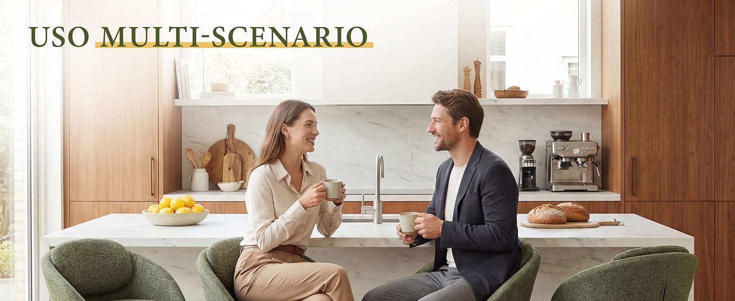 Il testo recita «USO MULTI-SCENARIO». Scena interna che mostra due persone sedute al tavolo da pranzo con prodotti cosmetici/per la cura personale esposti sulla superficie, stanza calda dai toni neutri con elementi in legno.