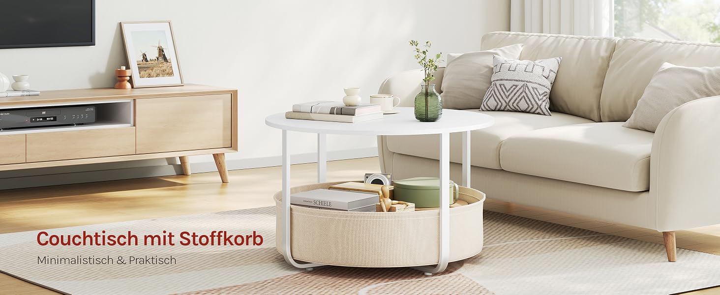 Der Text lautet „CouchNisch mit Stoff/ERK“ und „Maße: ca. d x B x H cm“. Einrichtung des Wohnzimmers mit beigem Polstersofa, weißem Aufbewahrungskorb mit Griffen mit Kissen und Einrichtungsgegenständen auf einem hölzernen Beistelltisch.
