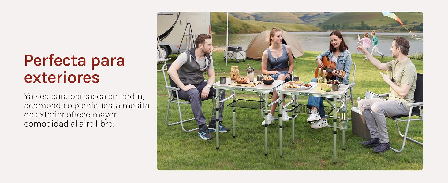 El texto dice «Perfecta para exteriores». Escena al aire libre que muestra a un grupo de personas sentadas en sillas plegables sobre el césped, similar a la imagen 2.