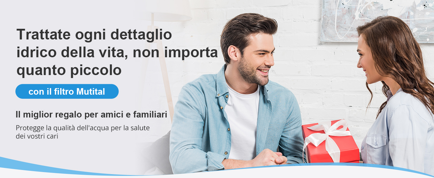 Pubblicità che mostra una coppia che si scambia una confezione regalo rossa. Uomo in camicia azzurra, donna in top bianco. Testo in italiano sopra e sotto l'immagine.