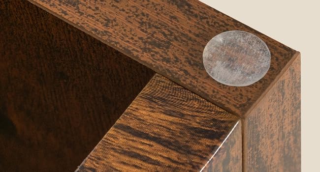 Nahaufnahme von Möbeloberflächen aus Holz, die detaillierte Maserungsmuster und Konstruktionsdetails in satten Brauntönen zeigt.
