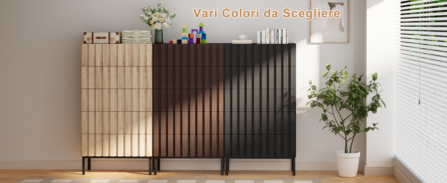 Installazione di una parete interna in doghe di legno o di un divisorio, con pannelli verticali in legno con finitura naturale a spaziatura alternata.