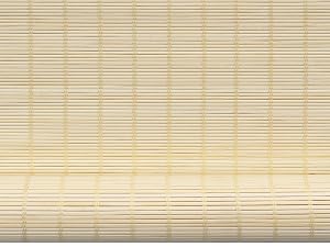 Tenda o stuoia tradizionale in bambù con lamelle orizzontali di colore marrone chiaro naturale che mostra un motivo parallelo coerente