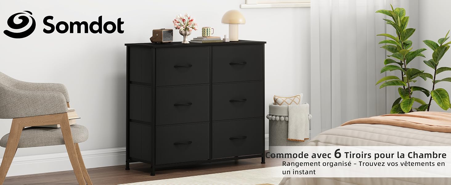 Le texte indique le logo « Somdot » et « Commode avec 6 tiroirs pour la Chambre ». Commode en bois noire à six tiroirs dans un décor de chambre minimaliste avec chaise tissée et plante en pot.
