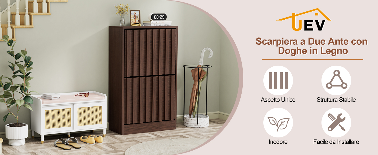 Moderna sequenza di installazione del cancello interno per animali domestici, con finitura in legno scuro con lamelle verticali, mostrata in varie fasi di montaggio sulla porta.
