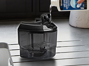 Images de produits en gros plan d'un appareil électronique ou technologique noir montré sous plusieurs angles sur une surface blanche.