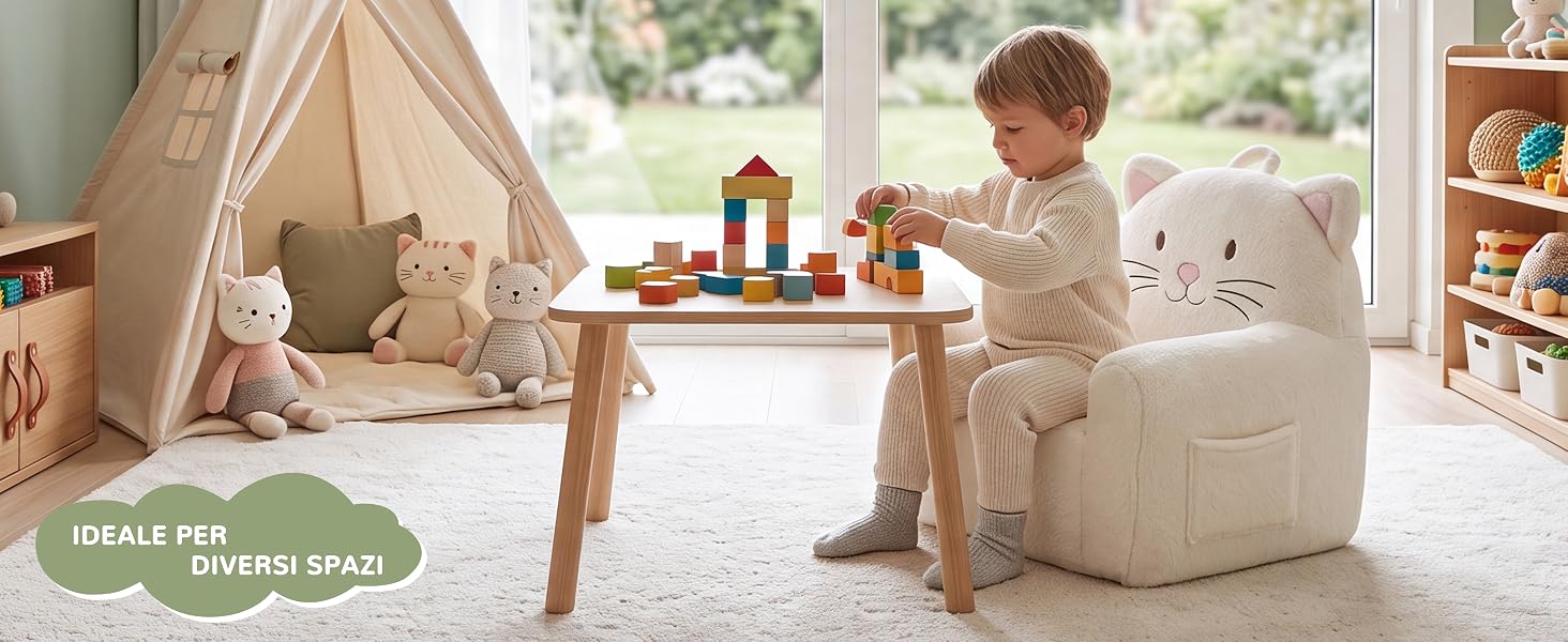 Il testo dice «IDEALI PER PICCOLI SPAZI». Bambino che gioca con i giocattoli all'interno di una tenda in tela color crema in una stanza leggera e minimalista con mobili in legno.