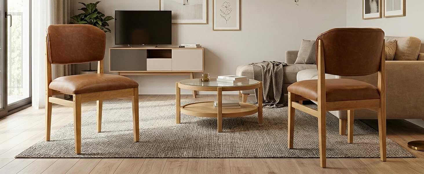 Scène intérieure de salon présentant des meubles en bois, y compris un bureau avec rangement, des chaises rembourrées en cuir marron, un tapis et une décoration murale neutre.