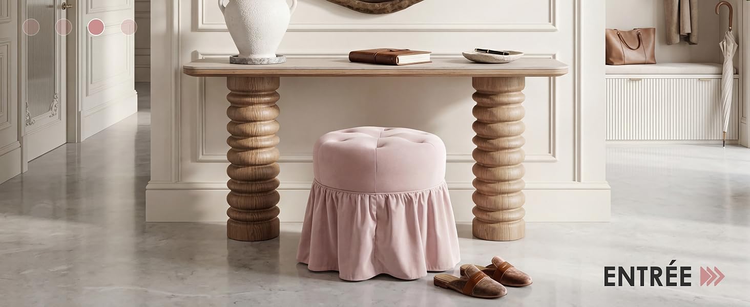 Intérieur moderne avec guéridon rond en bois, tabouret rembourré rose, murs lambrissés blancs, parquet et texte « ENTRÉE ». Style de décoration d'intérieur minimaliste.