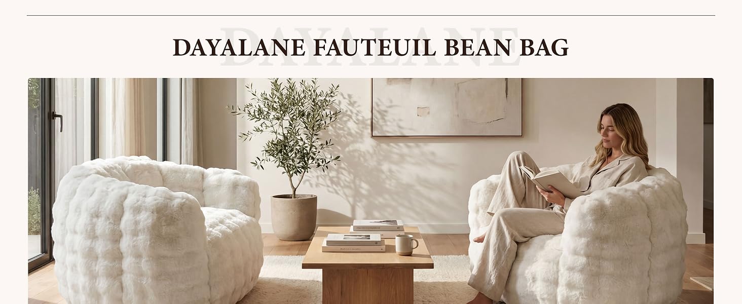 Le texte indique « DAYALANE FAUTEUIL BEAN BAG ». L'image montre un coussin de sol surdimensionné de couleur crème et un pouf dans un salon lumineux avec une femme assise dessus.