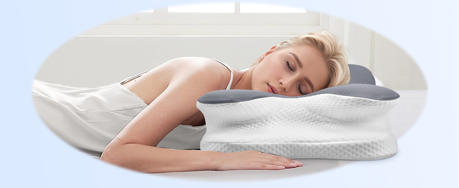 Vue latérale d'une personne dormant sur une literie blanche dans un cadre lumineux, montrant la position de sommeil et le confort du matelas.