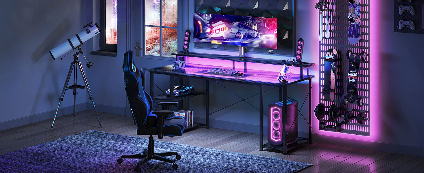 Gaming-Setup mit LED-beleuchtetem Schreibtisch, großem Monitor, Gaming-Stuhl und PC-Tower. Violette Umgebungsbeleuchtung. Teleskop und Figuren als dekorative Elemente sichtbar