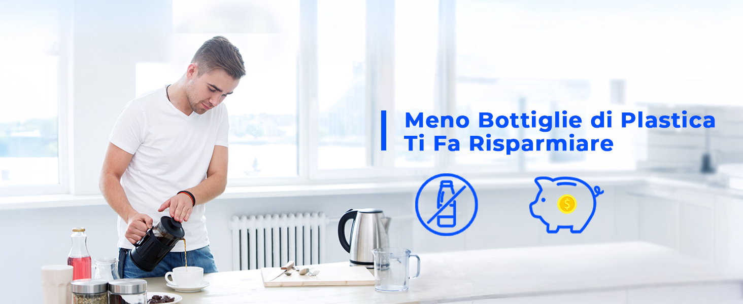 Persona in camicia bianca che versa del liquido da una bottiglia di vetro in una tazza sul bancone della cucina. Il testo suggerisce una riduzione delle bottiglie di plastica per risparmiare