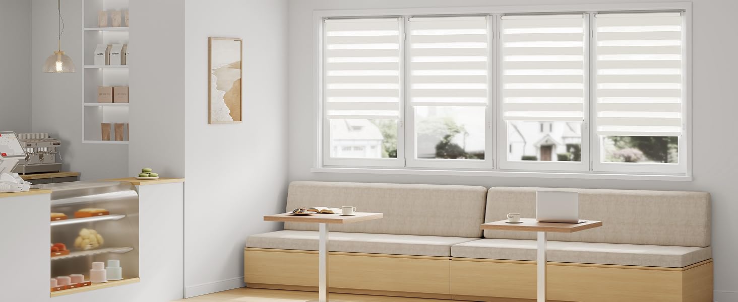 Moderno interno della cameretta dei bambini con panca portaoggetti in legno chiaro, cestini intrecciati, scaffale a parete con doghe orizzontali, illuminazione a sospensione e decorazioni minimaliste su pareti bianche.